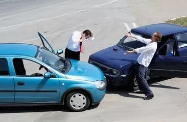 汽车翻了保险赔多少 汽车翻了保险赔多少